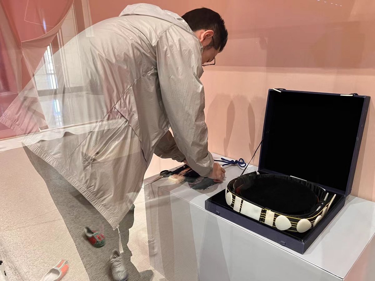 又来布展了，在工艺美术馆。