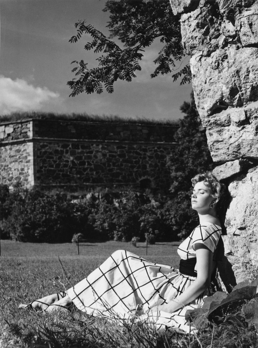 Lämpöinen sää on hellinyt Suomea. 🌞 Auringosta nautiskelevia ihmisiä on tallentunut aikojen saatossa filmille runsain määrin, joten heitä löytyy paljon myös Finnasta 👉 tinyurl.com/mv24fnxe #Finnafi