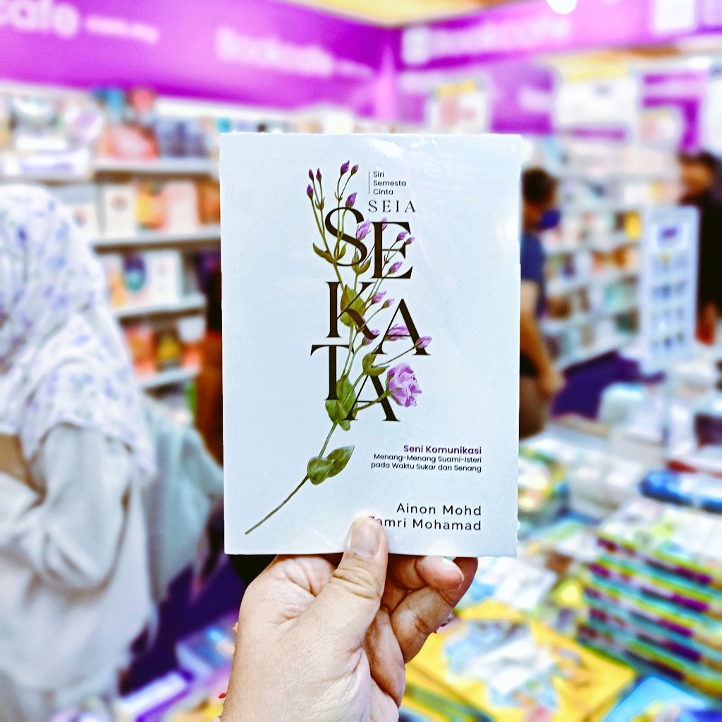 zamrimohamad's tweet photo. Puan Ainon Mohd memberitahu, Pesta Buku Antarabangsa Kuala Lumpur adalah tempat mencari jodoh yang baik-baik.
Saya tambah, baik lelaki dan perempuan, bawa buku PTS berjudul #sekata . Nampakkan rekaan sampul ketika memegangnya.
Apabila nampak orang bujang baik lelaki atau perempuan membelek, memegang dan membaca @bukuPTS @putehpress ini, sah pembacanya sedang ke arah mencari kebaikan hidup berpasangan.
Pandai-pandailah, mahu senyum, mahu angguk kecil atau mahu buka perbualan kecil selepas itu. Misalnya, "Oh, pilih buku yang sama?"
