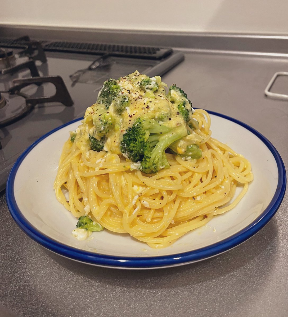 ブロッコリーがごろごろ入ったチーズと卵のカルボナーラ🍝生クリームも牛乳も入れてないけど確かな満足。