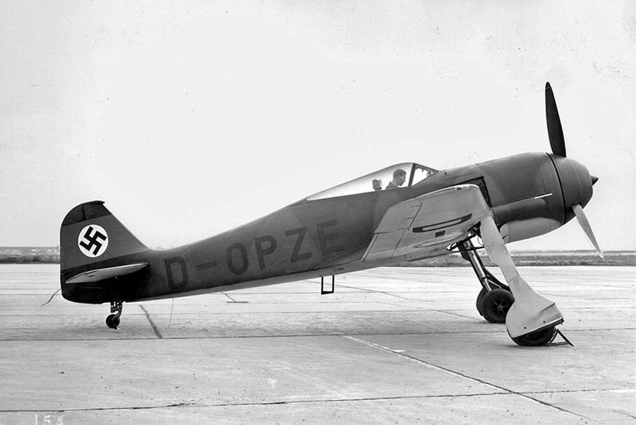 1939'da bugün: İkinci Dünya Savaşı'nın en başarılı avcı uçaklarından biri kabul edilen Focke-Wulf Fw 190, ilk başarılı test uçuşunu gerçekleştirdi. Türkiye Cumhuriyeti'nin 1943 yılında 72 adet satın aldığı uçaktan İkinci Dünya Savaşı boyunca yaklaşık 20.000 adet üretilecekti.