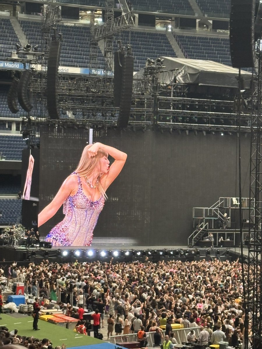 NDAEILISH's tweet image. I don’t know how it gets better than this…🩷 #MadridTStheErasTour