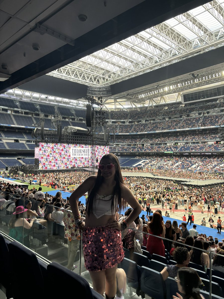 NDAEILISH's tweet image. I don’t know how it gets better than this…🩷 #MadridTStheErasTour