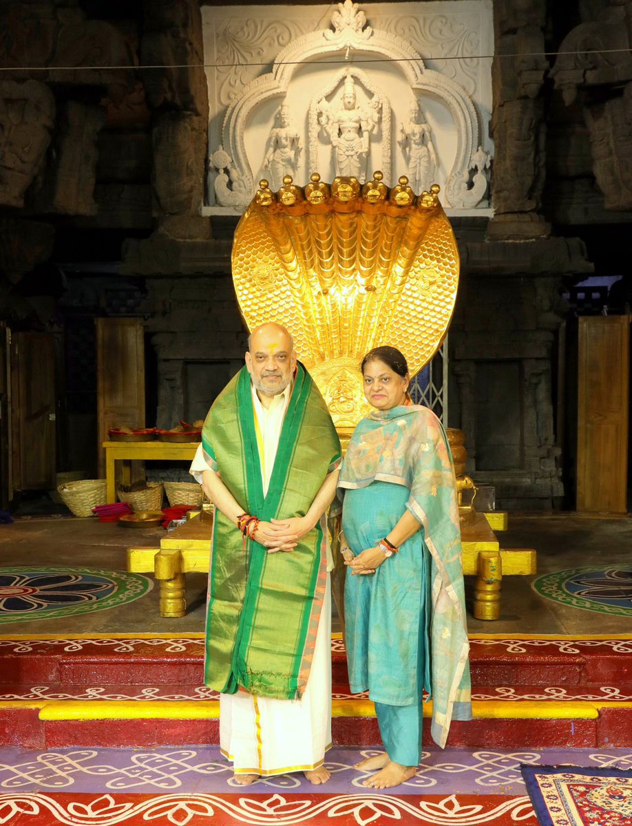 ఓం నమో వేంకటేశాయ నమః

Union Home Minister Shri @AmitShah ji, accompanied by his family, offered prayers at the Sri Venkateshwara Swamy temple at Tirumala Tirupati Devasthanam in Tirupati.

#TTD