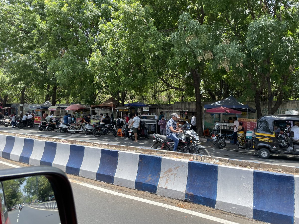 Will @PMCPune ever take action against people encroaching newly made footpaths. @fssaiindia also must conduct a drive. @PuneCityTraffic @mohol_murlidhar 📍Pune IT Park, Bhau Patil Road