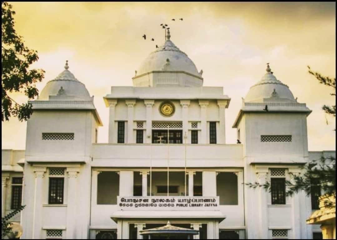 Am 31 Mai 1981 wurde die Bibliothek von Jaffna durch srilankische Sicherheitskräfte und singhalesische Mobs angezündet. Mit über 97000 seltenen Büchern und Schriften damals eine der größten in Asien und führenden für #tamilische Literatur und Kultur. #CulturalGenocide