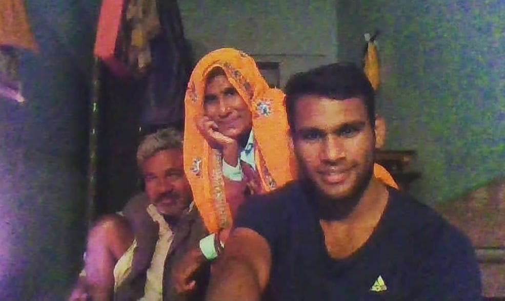 Shankarjorwal's tweet image. मेरे नाम का &quot;जौरवाल&quot; हिस्सा
मुझे अपने दादाजी-पिताजी से मिला

&quot;दीपक&quot; 
भाई-बहन-परिवार से मिला
लेकिन मेरे नाम में कहीं
माँ का कोई हिस्सा नहीं था

इसलिए मैंने इन दोनों के बीच में
खुद से एक और नाम जोड़ा &quot;शंकर&quot;
जो कि मेरी माँ के नाम
&quot;शंकरबाई&quot; से आता है।

...