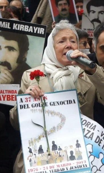 Nora Annemizi kaybettik, çok üzgünüz.

Plaza de Mayo’nun kurucu annelerinden Nora Morales de Cortiñas, 94 yaşında hayatını kaybetti.

Nora, 1977'de Buenos Aires/ Castelar kentinde gözaltına alındıktan sonra kaybedilen oğlu Gustavo’yu aramakla kalmadı, dünyadaki kayıp yakınlarıyla
