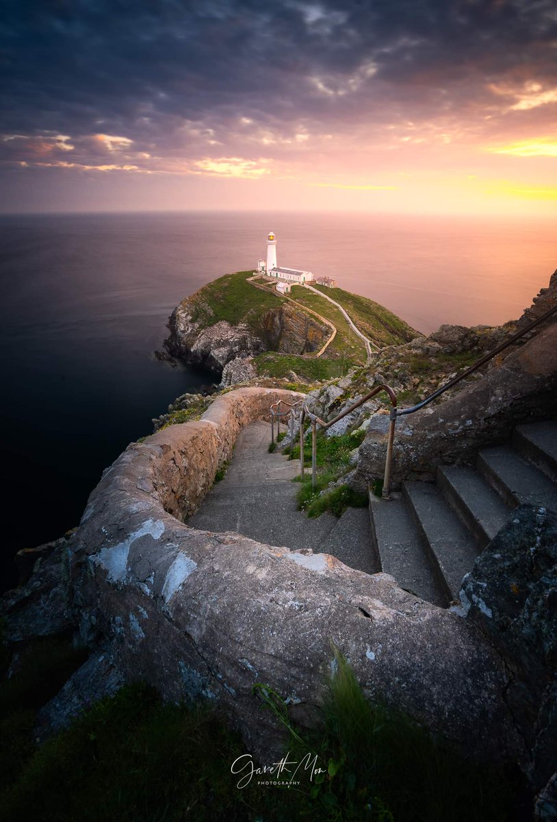 Last Light South Stack Lighthouse Anglesey Love this location for a sunset TGIF👌👍🏻 #cymru #sunset #photography #ynysmon #photooftheday