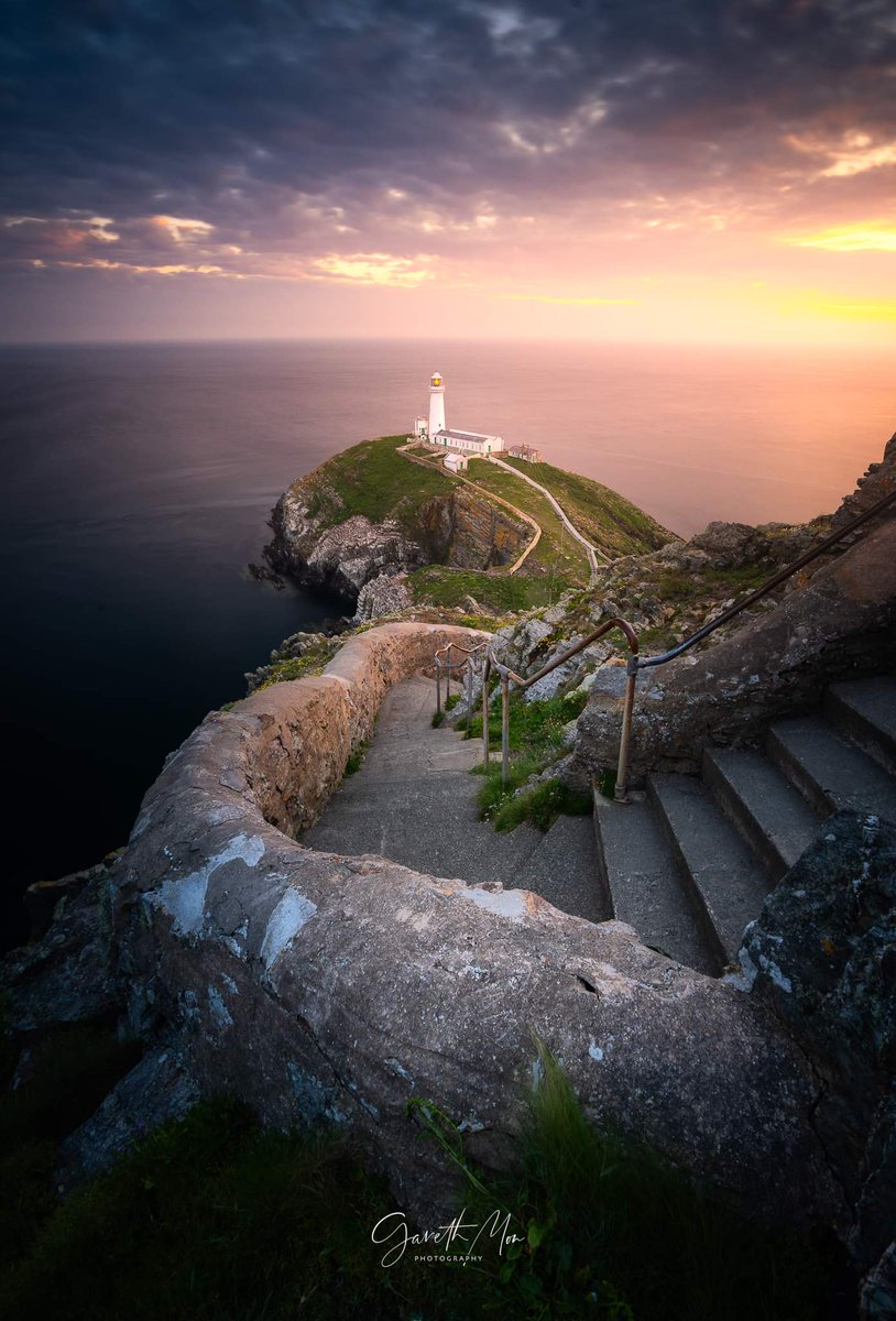 gazmon1980's tweet photo. Last Light 
South Stack Lighthouse 
Anglesey 
Love this location for a sunset 
TGIF👌👍🏻

#cymru #sunset #photography #ynysmon #photooftheday https://t.co/NcHwNp55mK