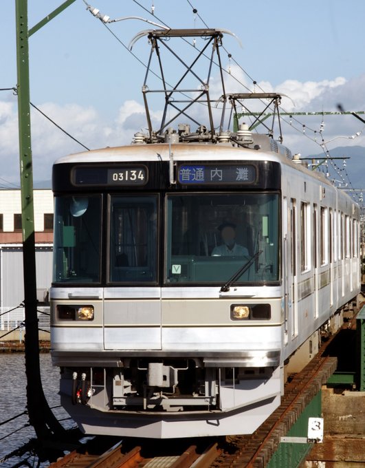 明日は百万石まつりでIRいしかわ鉄道に521系6連が走るのが話題になっているようですが、浅野川線の03系も普段は見られない「普通 内灘」の行先が見られるはずです。多客対応で日中の便は係員が乗務してワンマンではなくなるためで、年間を通しても1日だけのはずです。（写真は去年の再掲です）