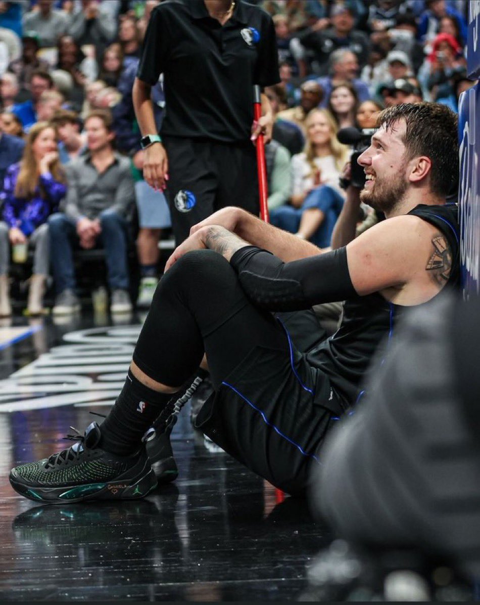 iamCardi_g's tweet photo. THE DALLAS MAVERICKS ARE GOING TO THE NBA FINALS https://t.co/TbX3SOHELR