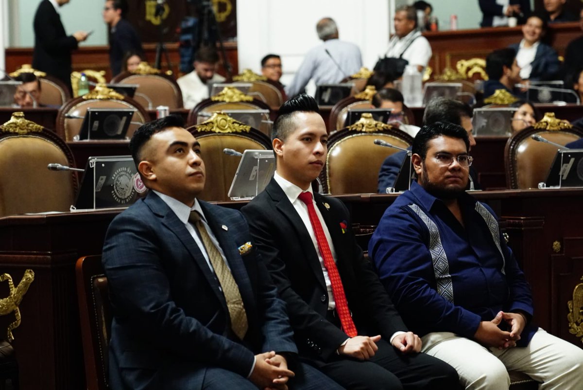 Congreso_CdMex's tweet photo. 🏛️ 🔔 La diputada, @GabySalido, presidenta de la Mesa Directiva del #CongresoCDMX, da inicio a la Sesión Solemne con motivo de la entrega de la Medalla al Mérito Juvenil 2023. 

Asisten 52 personas legisladoras, personas galardonadas e invitados distinguidos.  🏅