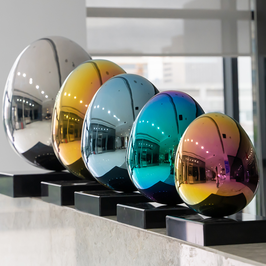 Jackson95135321's tweet photo. Our latest collection features these mesmerizing, reflective egg sculptures, perfect for adding a touch of modern sophistication to any space.#StainlessSteelArt #ModernSculpture #InteriorDesign #ArtLovers #HomeDecor #SculptureArt #ContemporaryArt #ArtCollector #InteriorStyling https://t.co/dcffY1kTku