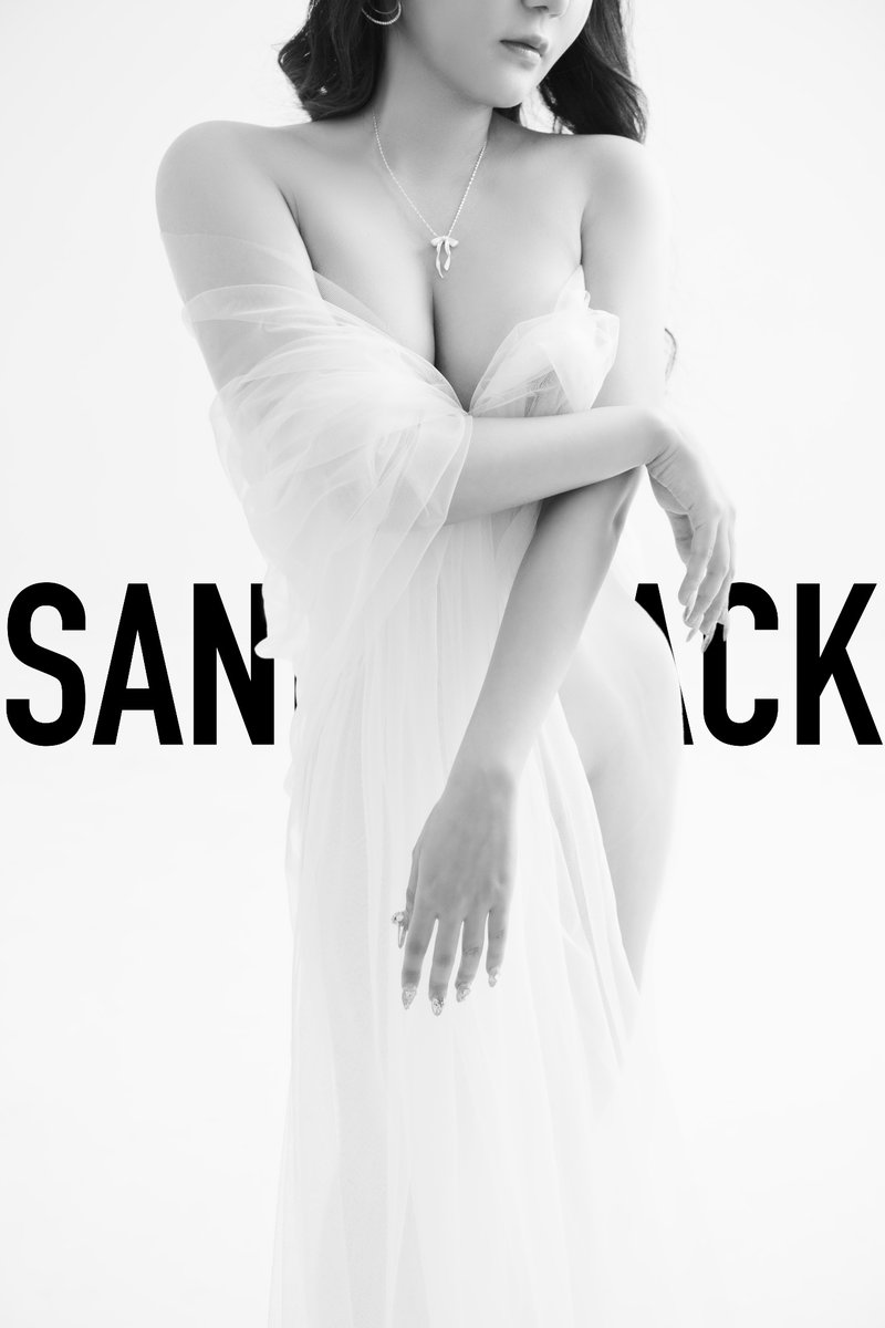 풍만한 가슴에 
잘록한 허리
빵빵한  엉덩이 

그거면  된거지
뭘 더 바래

#섹트 #누드촬영