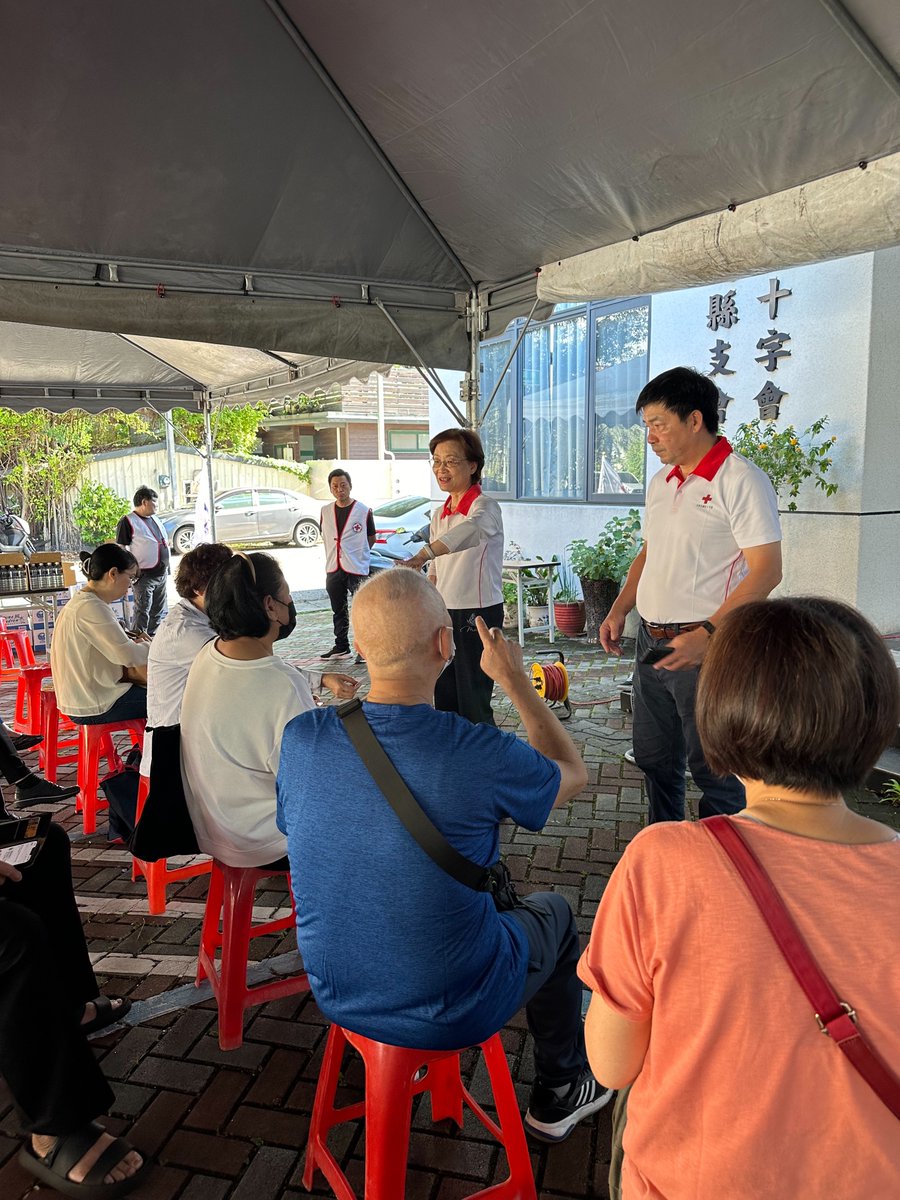TAIWAN_REDCROSS's tweet photo. Today, May 31st, Taiwan Red Cross President Ching-Feng Wang led the team to Hualien to provide gift voucher subsidies to families affected by the April 3rd earthquake. Let's hope for their swift recovery. #TaiwanRedCross #EarthquakeRelief #Hualien https://t.co/CgFeVgjF15