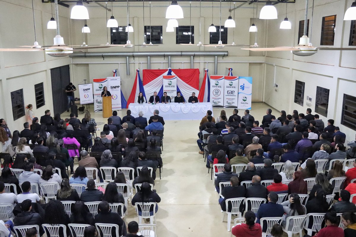 josecogliolo's tweet photo. ¡Felicitaciones a los nuevos profesionales de Santa Rita!

✅ En un acto celebrado en la ciudad, se graduaron 112 personas en cursos de formación profesional ofrecidos por el @SNPP_Paraguay.

Las especialidades en las que se capacitaron son:

💻 Operador de ofimática
🧑🏻‍💻 Auxiliar administrativo
💡 Instalaciones eléctricas domiciliarias
📱 Reparación de teléfono celular
📈 Finanzas personales

La formación profesional para el desarrollo de la región es de vital importancia para el crecimiento continuo, por lo que seguiremos trabajando para ampliar la oferta de cursos.
 
Para ello, hemos inaugurado una sala con equipos informáticos para ampliar las ofertas formativas en el área.

Que este sea el comienzo de un camino lleno de éxitos.
@cesartorrespy @Edfran_torres