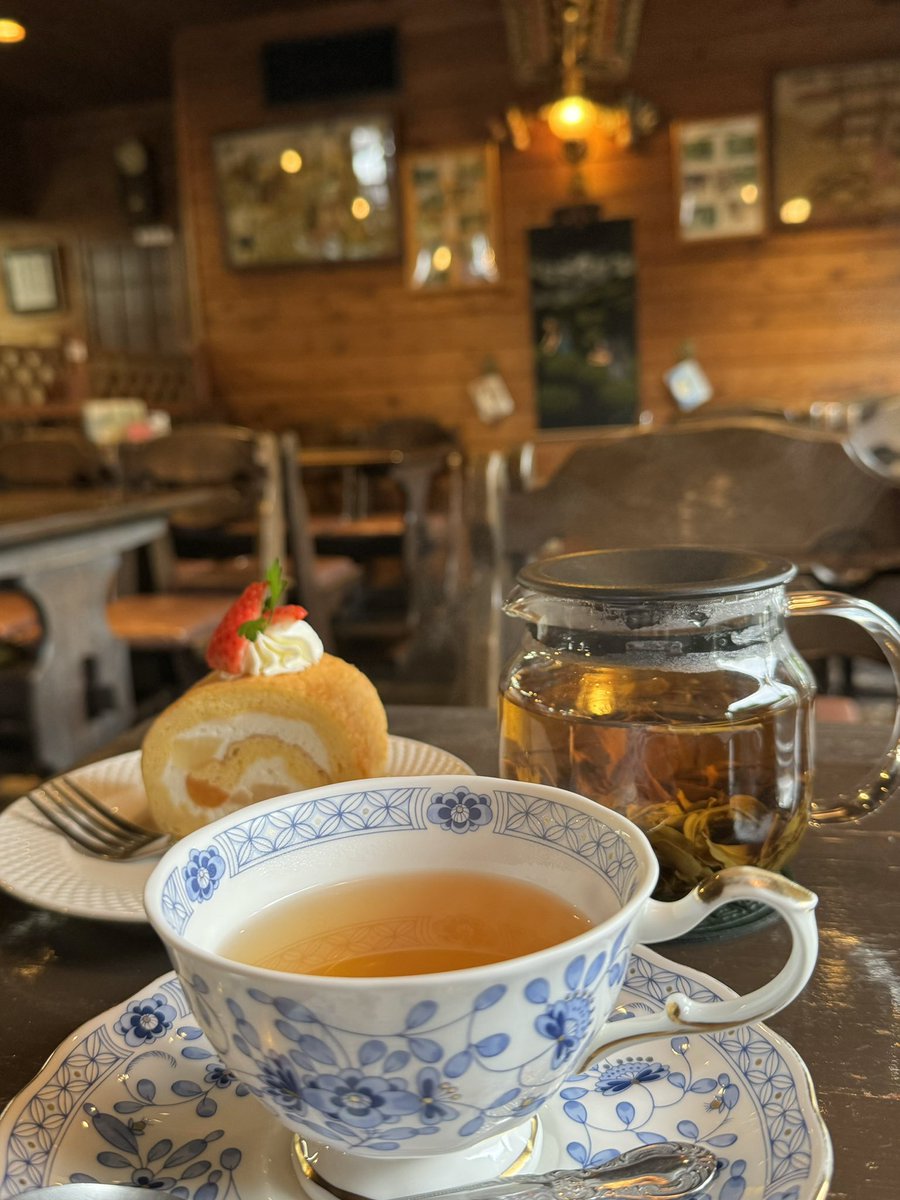 ティータイム🫖
紅茶🫖🌿にハマってて
初めての紅茶専門の #紅茶カフェ
クラッシック♫が流れる素敵なお店❤️

🫖ファーストダージリン ゴールデントワール
🧁フルーツロールケーキ

紅茶🫖の味の違いはわからないけど、これからゆっくり味わっていきたいな
幸せな時間❤️
幸せ♡になーれ🍀
#カフェ巡り