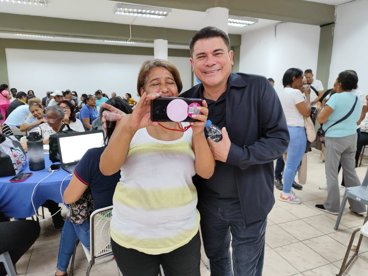 WuikelmanAngelP's tweet photo. Participamos en el encuentro con las Estructuras de Bases del @PartidoPSUV de los Ejes  1, 2, 3, 18 y 19 de la Parroquia Sucre, donde se realizó la carga del 1x10
¡Compromiso militante!

#PuebloMaduroActivo https://t.co/vNq9nEnxOU