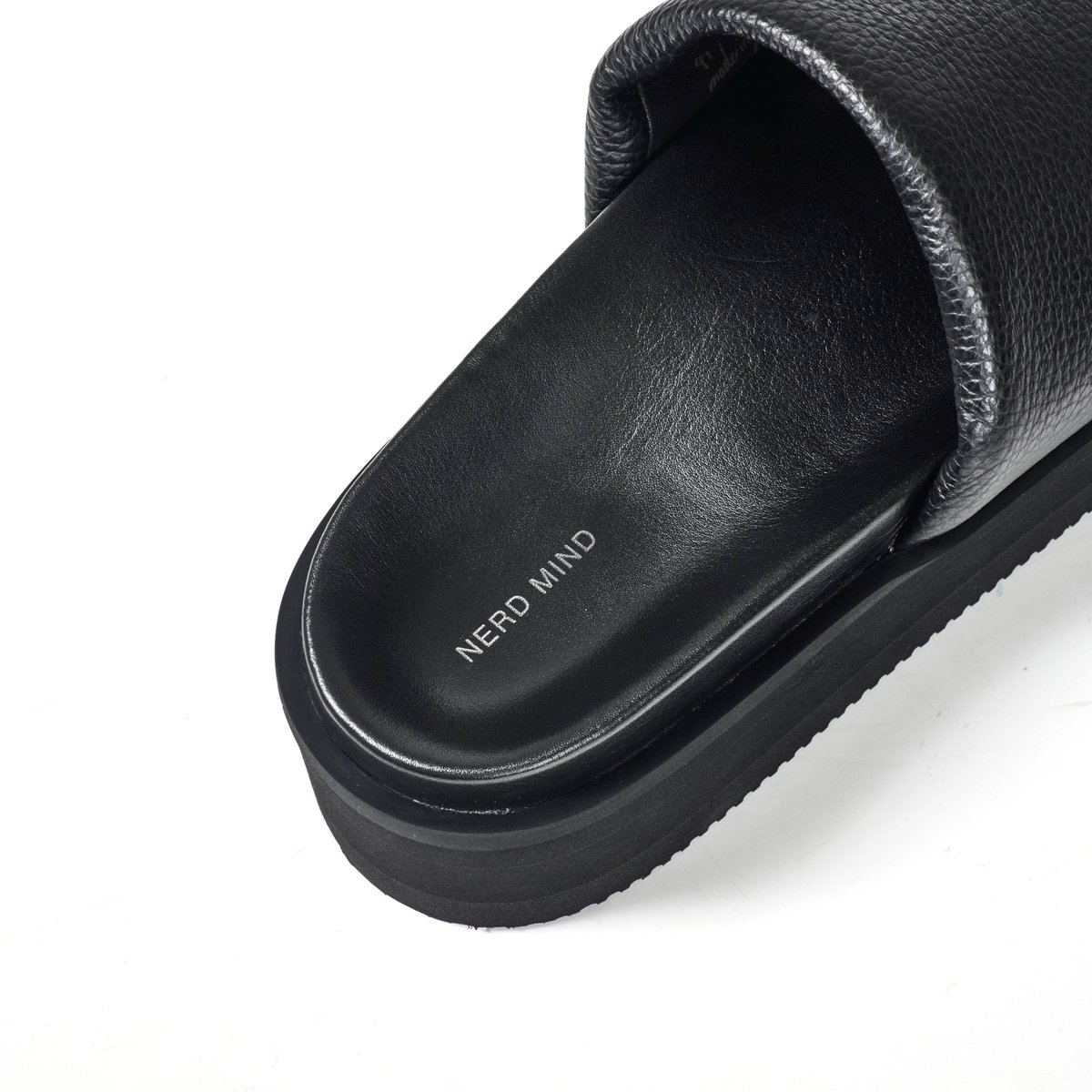 BARNEYS_JAPAN's tweet image. EXILEと三代目J SOUL BROTHERSを兼任して活動する岩田剛典氏がクリエイティブディレクターを務める＜ナード マインド＞が六本木店に6/9（日）までの期間限定で登場。新作サンダル”TREDICI”と人気モデル”DIECI”のオーダーを承ります。

#バーニーズニューヨーク #nerdmind #ナードマインド