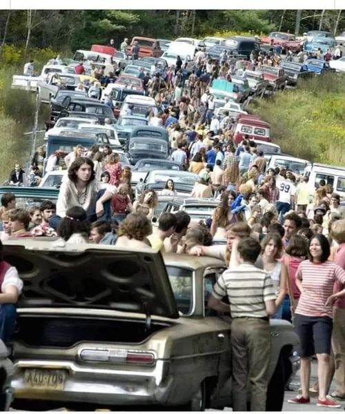 Benv.a Woodstock 1969. Non tutti sanno che
La fila di auto per arrivare al festival era così lunga che molti decisero di abbandonare i loro veicoli lungo la strada a piedi, creando un enorme parcheggio improvvisato. Molte band riuscirono a raggiungere il palco solo in elicottero.