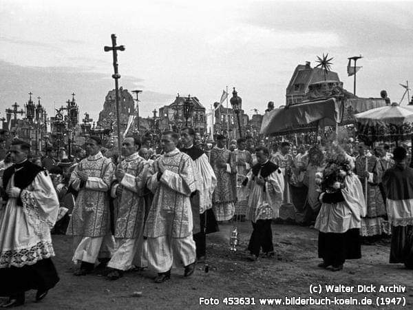 Procesia na Slávnosť Božieho Tela v Kolíne roku 1947