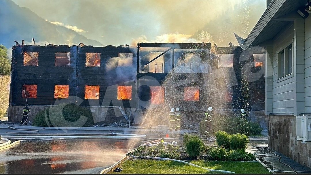 ACapraDiMonti's tweet photo. @Mike_Bresson ⬆️⬆️⬆️Merci pour l'info. @Mike_Bresson #Datcha #Altaï #Poutine #Incendie
⬇️⬇️⬇️
https://t.co/S8YKmOH3Ra https://t.co/cd2ssKA65e