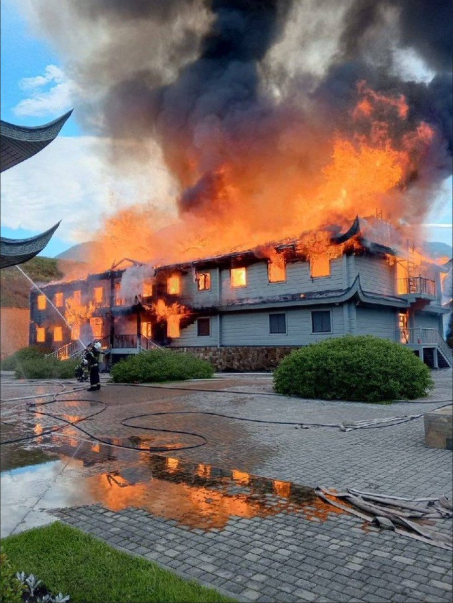 ACapraDiMonti's tweet photo. @Mike_Bresson ⬆️⬆️⬆️Merci pour l'info. @Mike_Bresson #Datcha #Altaï #Poutine #Incendie
⬇️⬇️⬇️
https://t.co/S8YKmOH3Ra https://t.co/cd2ssKA65e