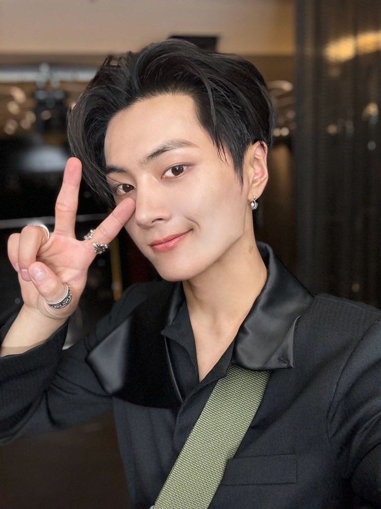 jongsewng's tweet photo. I’m sure many of you have been eagerly awaiting shots of my performance in my latest MV. As a charismatic man, I exude power while holding an electric guitar, looking more captivating than ever. But all that coolness amplifies when a sweet smile lights up in a selfie. https://t.co/psM978N7Z4