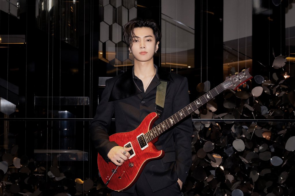jongsewng's tweet photo. I’m sure many of you have been eagerly awaiting shots of my performance in my latest MV. As a charismatic man, I exude power while holding an electric guitar, looking more captivating than ever. But all that coolness amplifies when a sweet smile lights up in a selfie. https://t.co/psM978N7Z4