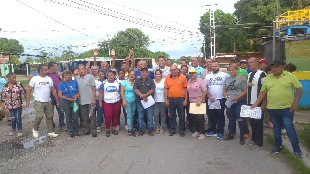 Daniel_Migliory's tweet photo. Nada nos detiene.!!

Seguimos trabajando fuertemente en unidad en todos los rincones de nuestro municipio San Carlos. 

Hoy estuvimos recorriendo las calles de la Comunidad Los Colorados enseñando a nuestros ciudadanos a cómo votar este #28dejulio en las #eleccionespresidenciales https://t.co/GJjQyZmdMz