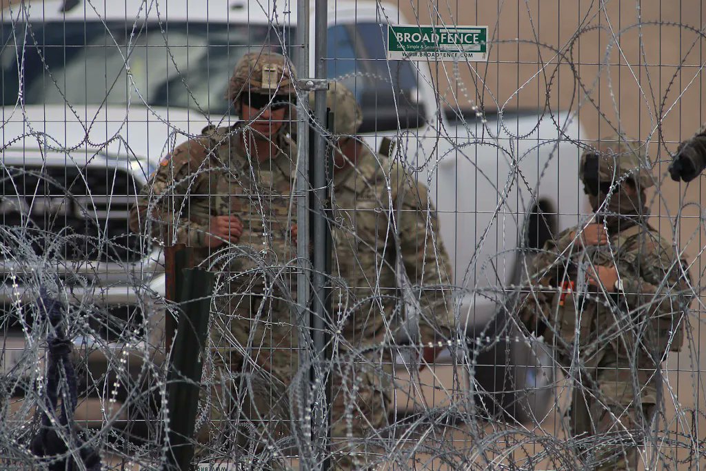 Migrantes que acampan junto al Río Bravo, en la frontera de México con Estados Unidos, denunciaron que la Guardia Nacional de Texas les dispara balas de goma y de gas pimienta mientras duermen lopezdoriga.com/?p=1623475