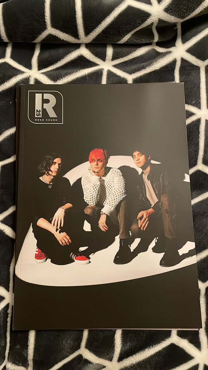 ROCKSOUND MAGAZINE FINALLY ARRIVED WHO THE FUCK CHEERED (I ordered this the day it was released)