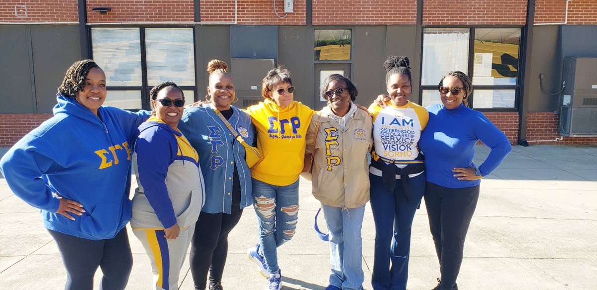 KimCayetano4's tweet photo. Principal Silas (gray hoodie) gives thanks to Sigma Gamma Rho Sorority, Inc. (Nu Psi Sigma Chapter) for them taking the time on a Saturday for a clean sweep beautification of the campus and cafeteria at Herschel Jones Middle School
#HJMS❤SigmaGammaRho https://t.co/sKsnejapAw