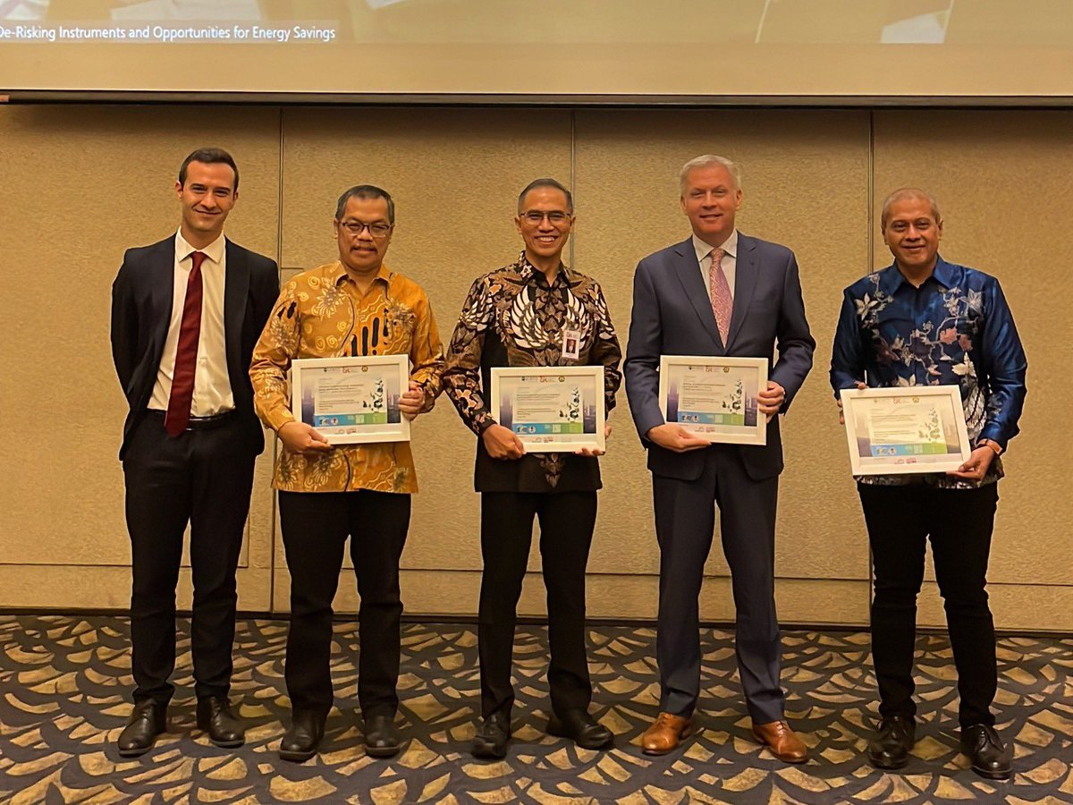 Bangga mendukung perjalanan Indonesia menuju masa depan energi berkelanjutan! Kemarin <a href="/DubesKanada/">Duta Besar Kanada</a>  ambil bagian dalam acara #CEFIM <a href="/OECD/">OECD ➡️ Better Policies for Better Lives</a>, Dialog Pemerintah-Swasta tentang Membuka Pembiayaan untuk Efisiensi Energi yang diselenggarakan oleh <a href="/ojkindonesia/">OJK Indonesia</a> #MEMR.