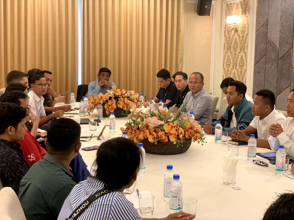 ChetPhirum's tweet photo. As board member of CLRA and in charge of poultry committees had coordinated a key meeting with Lucky mart who has 80 stores in Cambodia with chicken meat suppliers such CP, Batagro, HMC and local companies. The purpose of this meeting to increase coordination . https://t.co/xIBTXdxQB8