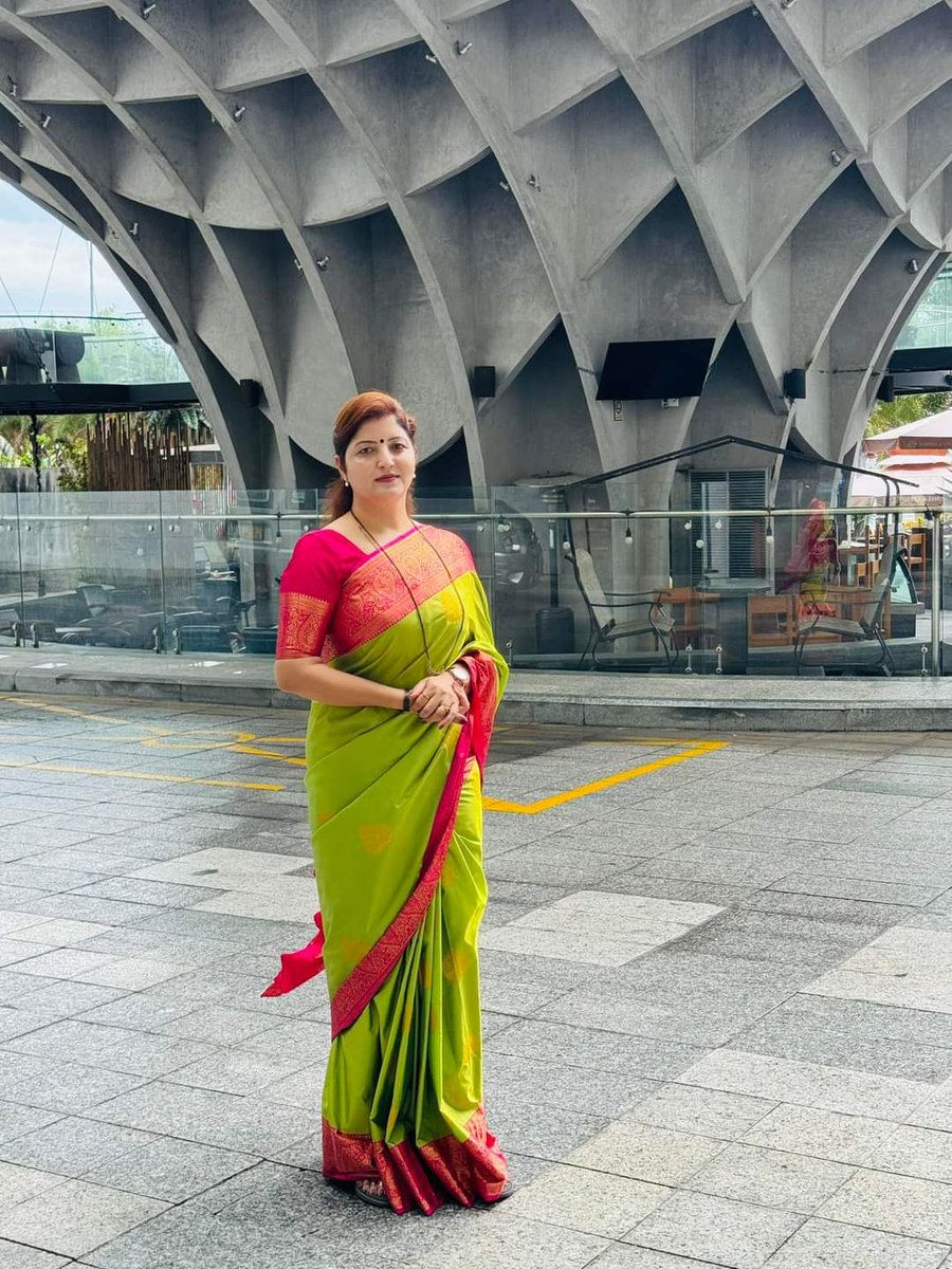 ChakankarSpeaks's tweet photo. गेली तीन चार दिवसांपासूनच आजच्या जन्मदिवसासाठी आपल्या सर्वांच्या शुभेच्छा आणि सदिच्छा महाराष्ट्राच्या कानाकोपऱ्यातून येत आहेत, मी माझ्या आयुष्याची सामाजिक व राजकीय वाटचाल आपल्या सर्वांच्या पाठबळावर व वडीलधाऱ्यांच्या आशिर्वादाने पार करीत आहे. प्रवास संघर्षाचा असला तरी जोतिबा म्हणून लाभलेली पतीची साथ,कुटूंबातील पाठीराखे, माझी महाराष्ट्रातील भली मोठी संघटना, सर्वच पदाधिकारी आणि राजकीय वरिष्ठ मार्गदर्शक या सगळ्यांचेच शुभचिंतन यामुळे मी हा प्रवास लीलया पेलू शकते. तुमच्या सर्वांच्या शुभेच्छांचा नम्रपुर्वक स्विकार करते, आपले हे नाते दिवसेंदिवस वृध्दींगत होवो हिच प्रार्थना..!