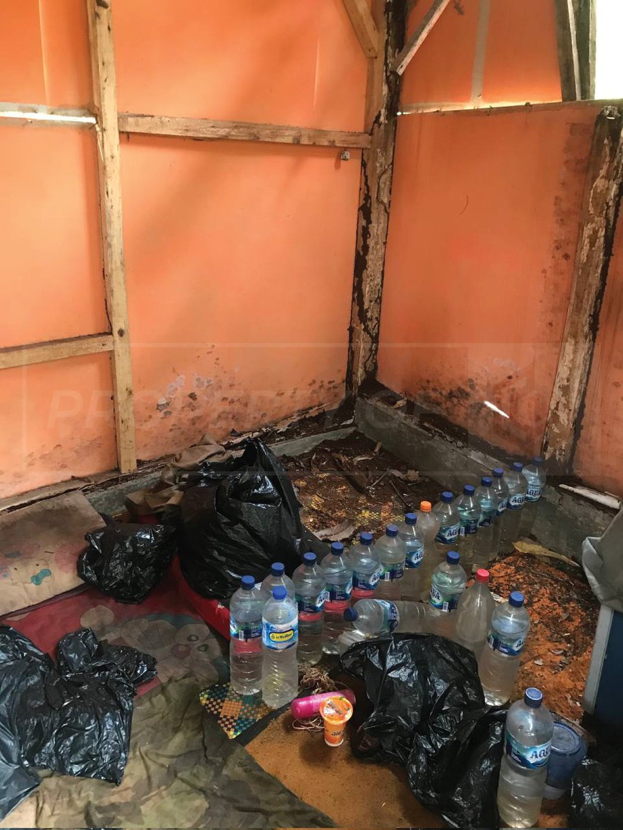 ayokitapeduli_'s tweet photo. Miris banget liat tukang rongsok ini ditelantarkan keluarganya dan tinggal di gubuk kumuh yang penuh dengan sampah.

Namanya Pak Dahlan. Ia sering ganjel perut minum air hujan karena nggak punya cukup uang untuk beli makan. https://t.co/f4f1r6mthb