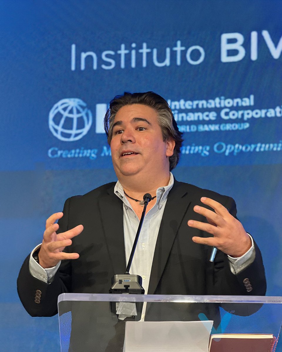 BIVAMX's tweet photo. Hoy vivimos el cierre del CSO 5.0 en el auditorio BIVA. Nos enorgullece compartir que hemos formado a casi 400 personas a lo largo de este programa. Estas personas están ahora capacitadas para ser agentes de cambio, capaces de revolucionar sus empresas y tomar decisiones más informadas en pro de la sostenibilidad y la responsabilidad corporativa.

En @BIVAMX, junto con nuestros socios y aliados como @socialvaluemx, la Embajada de la @UEenMexico, @el_BID, @BIDInvest, el @IFC_org, el despacho Mijares Angoitia Cortés y Fuentes y nuestro patrocinadores @EYMexico, estamos comprometidos con la formación de líderes que transformarán el mundo. ¡Felicitaciones a nuestros egresados por culminar esta experiencia transformadora!

#BIVA #CSO #Sostenibilidad #ResponsabilidadCorporativa #LiderazgoSostenible