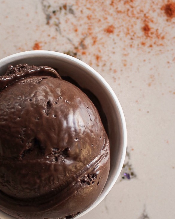 Anne77Che's tweet image. Good night with a small dessert. 🍨