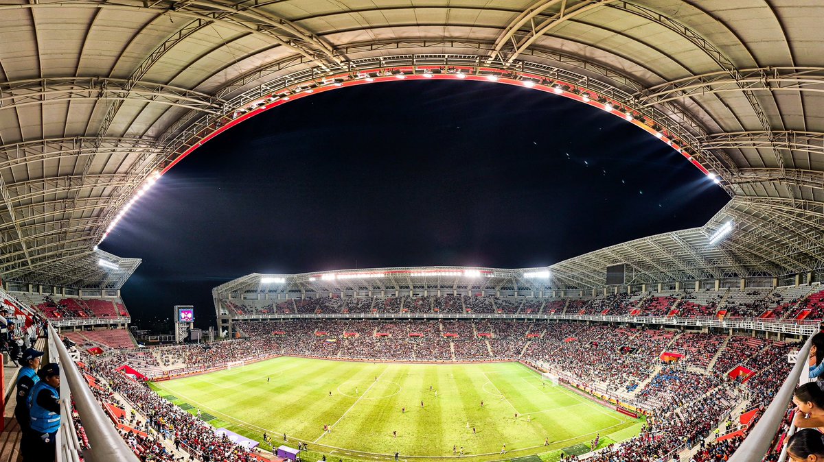 ¡𝙈𝙪𝙘𝙝𝙖𝙨 𝙜𝙧𝙖𝙘𝙞𝙖𝙨 𝙇𝙖𝙧𝙖! 😍🇻🇪 Estamos muy agradecidos con las más de 21.000 almas que estuvieron en esta noche en el estadio Metropolitano apoyándonos 🙌🏻 #SiempreVinotinto #VinotintoFemenina