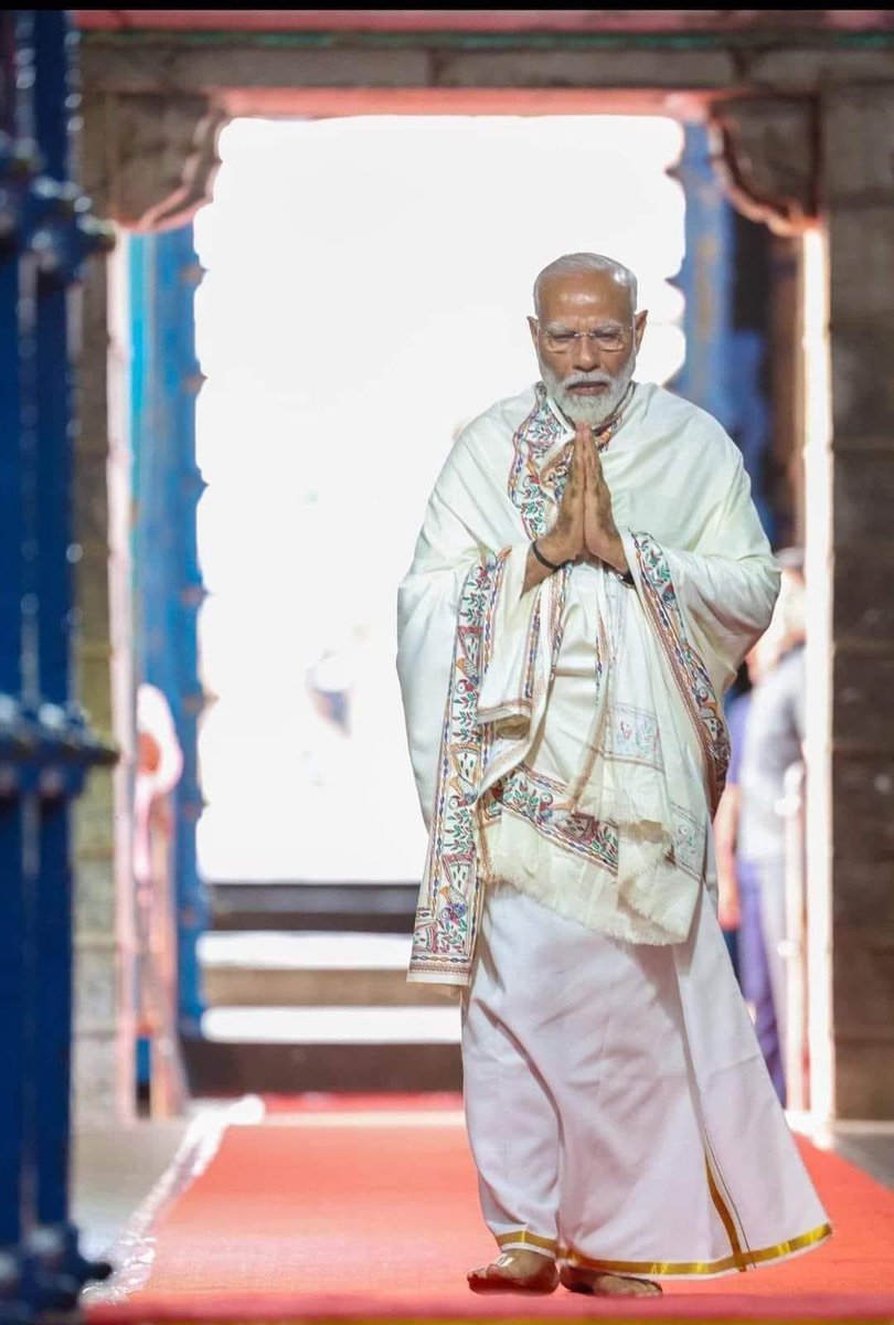 आखिर सब्र का बांध टूट ही गया 
कैसे ना टूटता? पूरे 24 साल से बस गाली-गलौज अपशब्द 
गुजरात का कसाई 
खून का सौदागर 
नाली का कीड़ा 
चाय बेचने वाला 
फेंकूं 
अनपढ़ 
जुमले बाज 
चोर 
पत्नी को छोड़ने वाला 
......
15 लाख का सूट 
1 लाख का मशरुम 
अदानी का मुनीम 
गुजराती ठग 
वगैरह वगैरह वगैरह