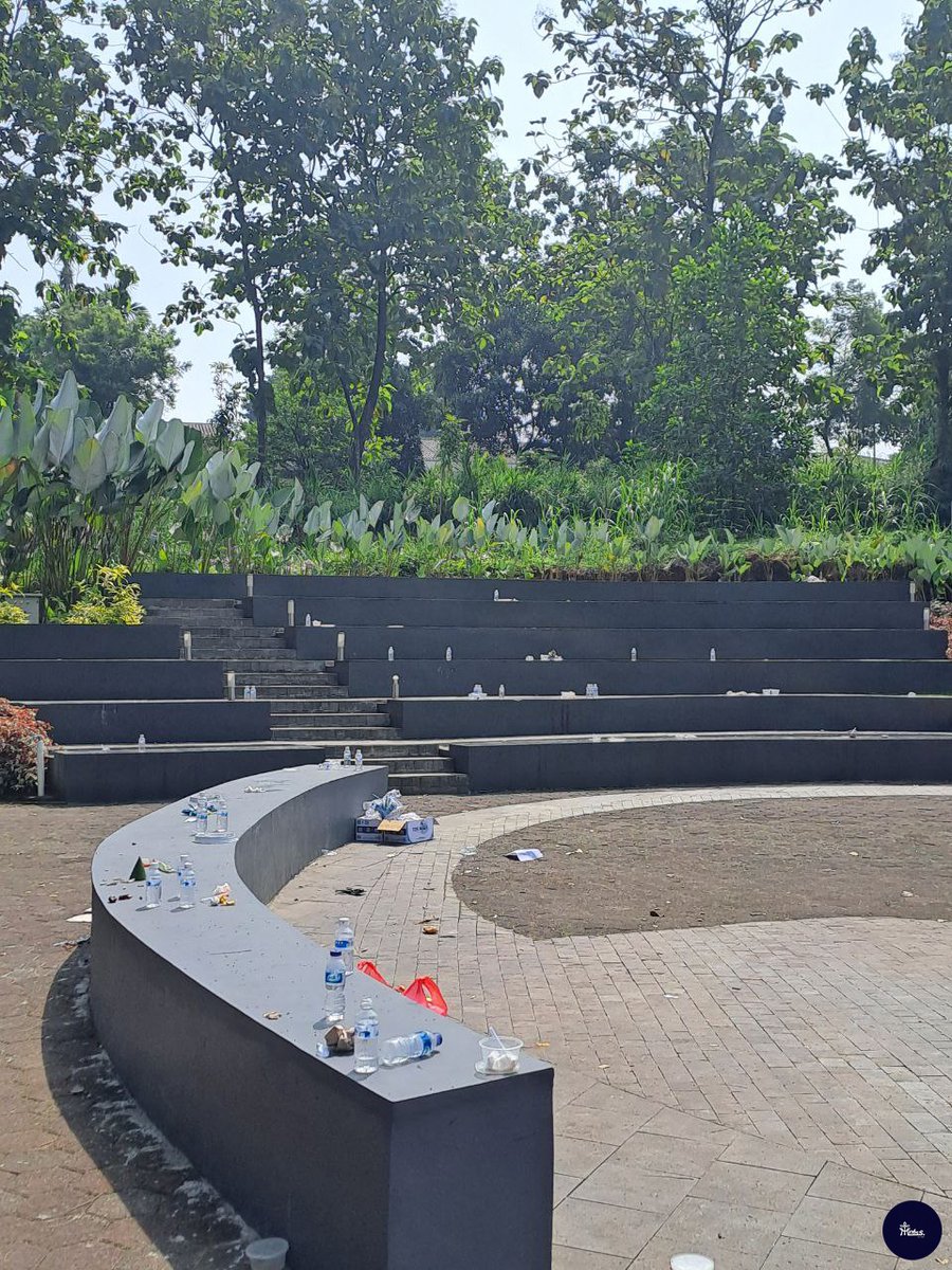 ipb_menfess's tweet photo. punten tolong ya kalo abis ngadain kegiatan atau acara di danau sdgs jangan nyampah gini dong, minimal dibersihin apa dibawa pulang sekalian sampahnya 😠 ga enak bgt diliatnya niat mau healing malah disuguhin sampah gini https://t.co/6nNRu30GwK