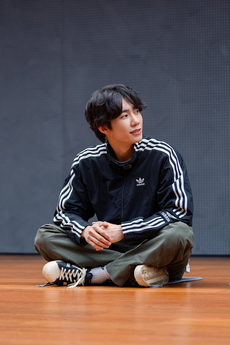 choding9889's tweet image. 순간 신발 밑창에 껌 붙은건가.... 하고 봄...;;