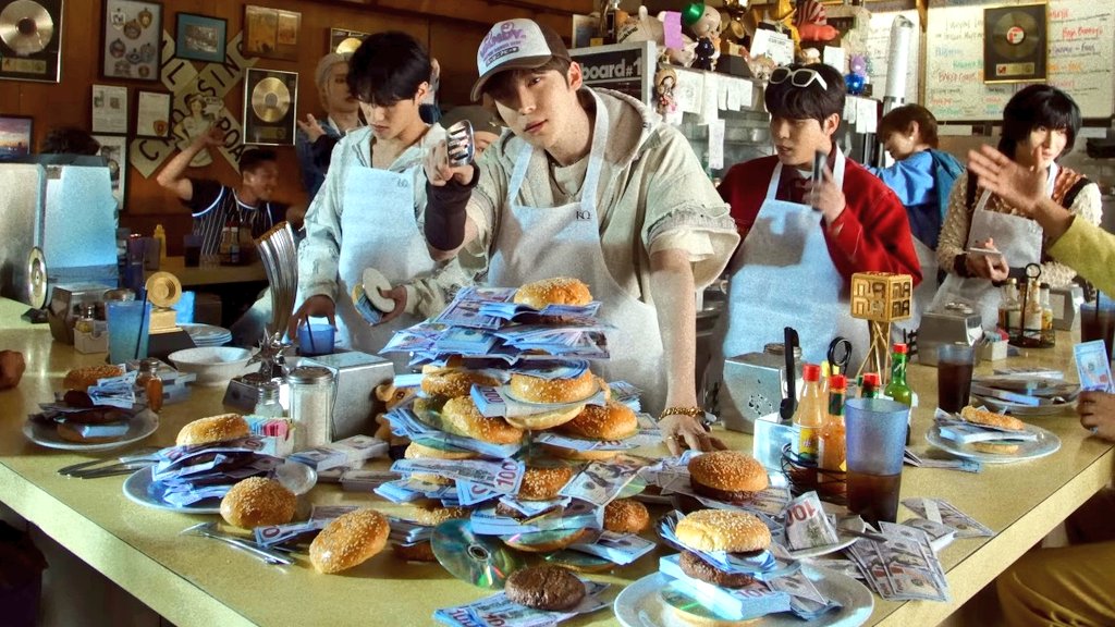 YUNH0E's tweet photo. the billboard #1 poster, MAMA trophy, KQ Card, and money burger tower?! that's ATEEZ FLEX 💥 https://t.co/7Z5GiYIol3
