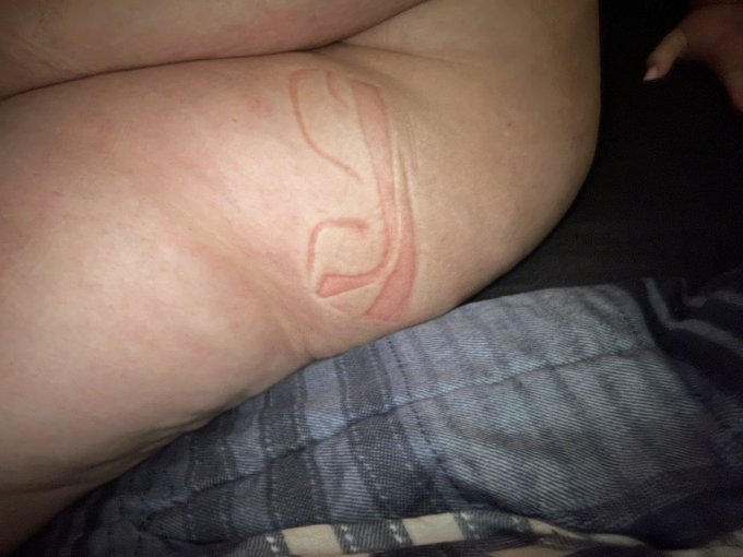 I was laying down on top of my eyeglasses 🤭 https://t.co/prswiACeOn<a href="/tag/throne"class="tags"><span>#throne</span></a>