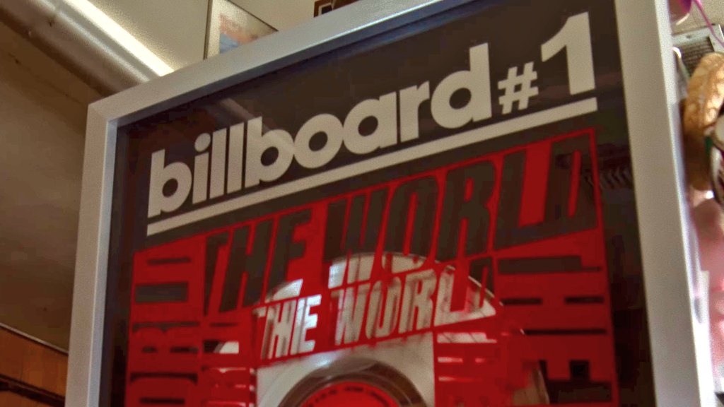 Kindinzin's tweet photo. Senti cheiro de Shadekkkkkkkkkkkkkkkkkkkkkkkkkkkkkkkkkkkkkkk

O poster da BILLBOARD 1 do The Word, o troféu do MAMA e o cartão de crédito da KQ.....  eles fazendo piada com as fubangad que falam sobre conquistas compradas https://t.co/VDLYrucRJU