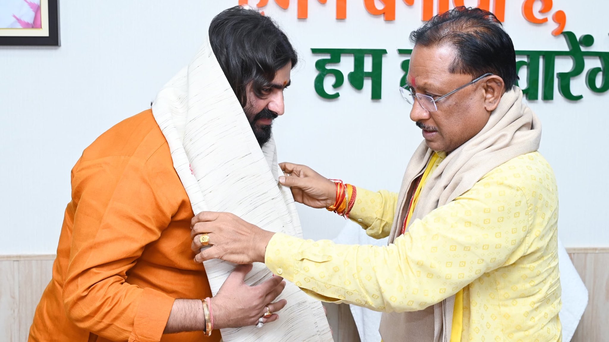 Vishnu Deo Sai (Modi Ka Parivar) on X: "मुख्यमंत्री निवास में अवधपुरी धाम से आए स्वामी महेंद्र जी के शुभ कदम पड़े। इस सुअवसर पर स्वामी जी को शाल-श्रीफल भेंट ...
