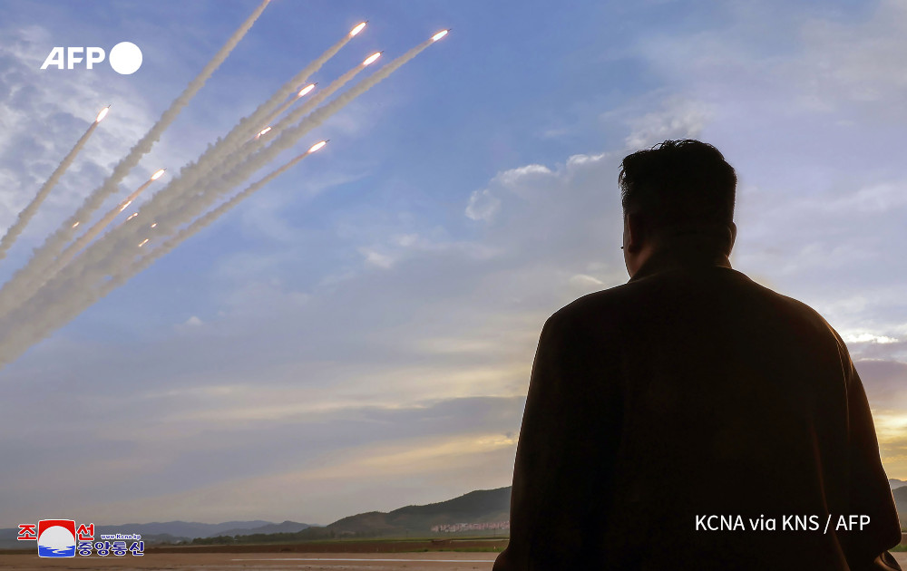 North Korean state media has released images of leader Kim Jong Un supervising tests of a multiple rocket launcher system

u.afp.com/5sR5