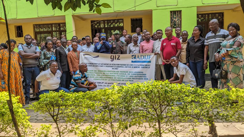 ADIJF1's tweet photo. Kamanyola/Walungu: Atelier de sensibilisation des leaders communautaires, de la société civile, religieux et étatiques sur la promotion des mécanismes de résolution pacifique des conflits : un merveilleux moment d'échanges et de responsabilisation. Merci à la @giz_drcongo https://t.co/pjFv6KiTPj